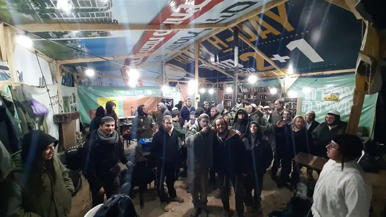 מוצאי שבת בישיבת חומש