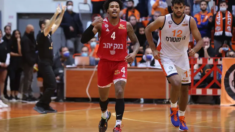 אדאמס. שוב מעל כולם בהתקפה
