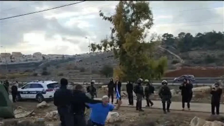 Полицейские применяют силу к Бенци Гопштейну