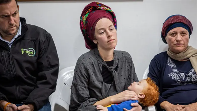 Атия Диментман (в центре)