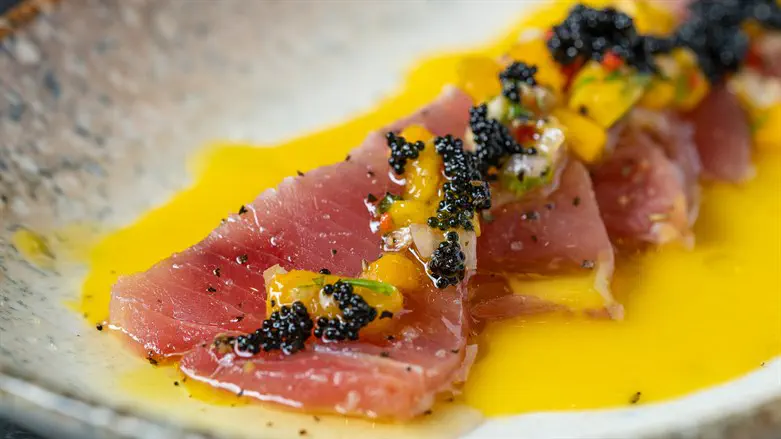 סשימי טונה אדומה עם ויניגרט מנגו, סלסלת פרי עונתי וטוביקו שחור