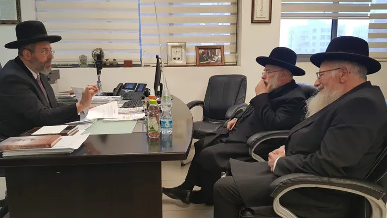 הרב שמואל אליהו והרב יעקב שפירא אצל הרב דוד לאו