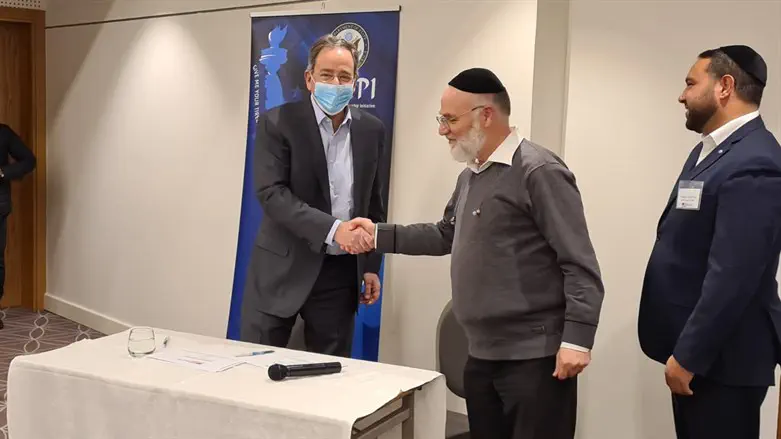 מוטי פלדשטיין עם השגריר ניידס