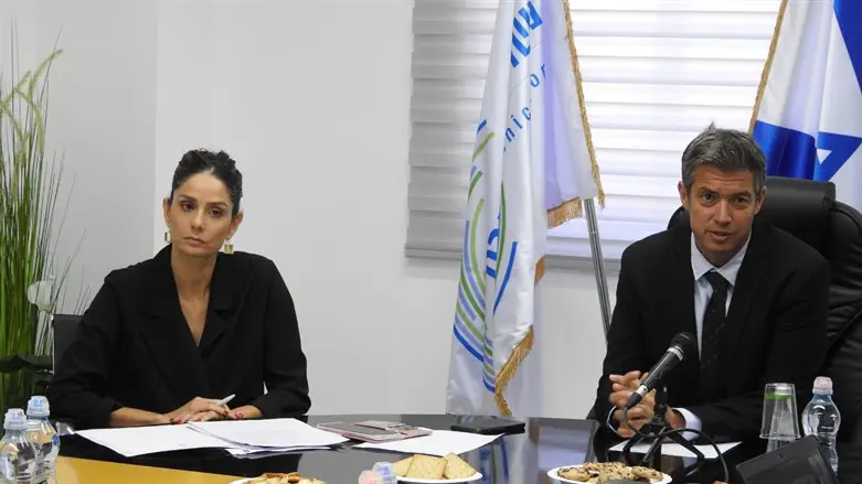 השר יועז הנדל ומנכ"לית משרד התקשורת לירן אבישר בן-חורין