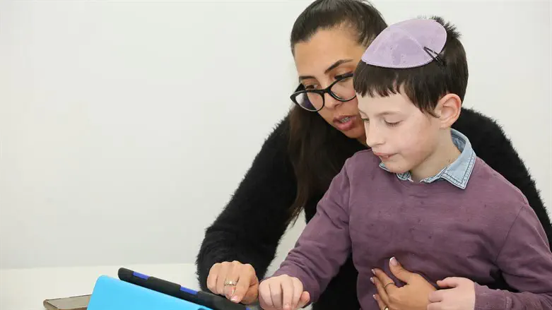 שניאור לנדאו ועדן שחק, מפתחת השיטה, בשיעור במרכז בנס ציונה