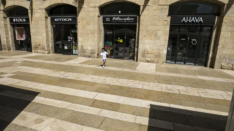 במקום שהעברית תשלוט, שולטים שלטי החנויות שבהן יש סיילים פרייסלס. אילוסטרציה