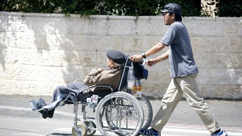 מטפל זר, מסור ככל שיהיה, לא יכול להיות תחליף לילד. אילוסטרציה