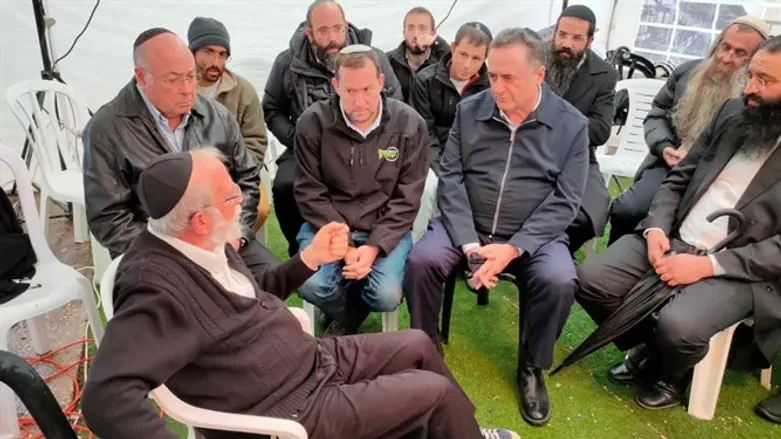 Исраэль Кац во время Шивы в семье Иегуды Диментмана