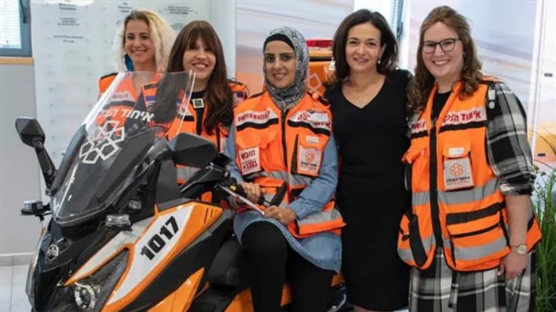 Шерил Сэндберг и женщины-волонтеры United Hatzalah