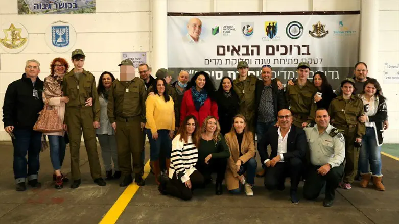 מני בניש עם החיילים וההורים הנרגשים 