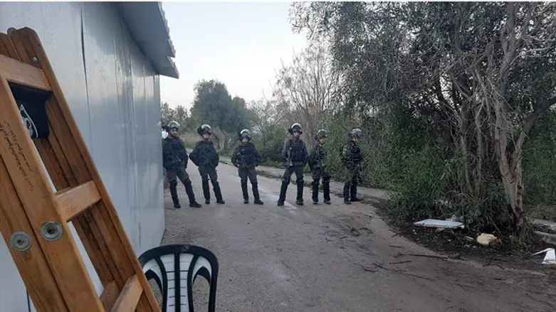 Силы безопасности в поселении Хомеш. Иллюстрация