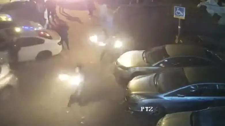 Арабы бросают коктейли Молотова