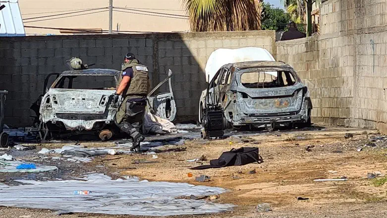 הרכב שהתפוצץ (משמאל)