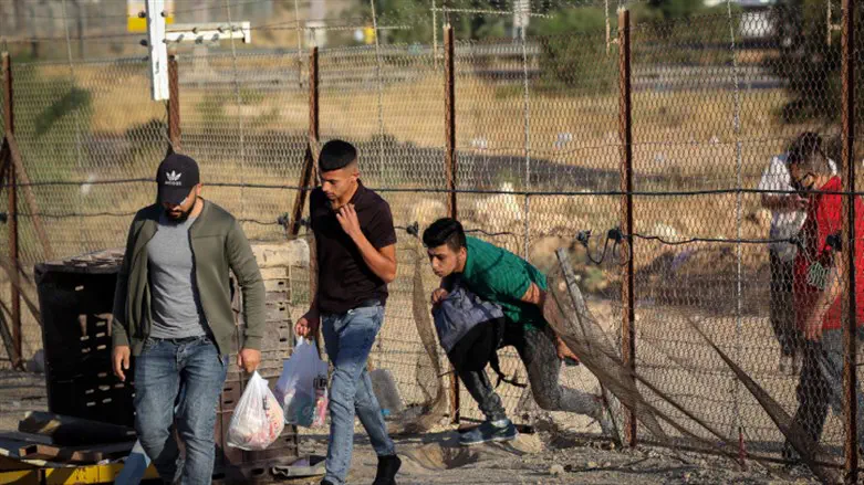 Illegal Arab workers cross into Israel near Hebron