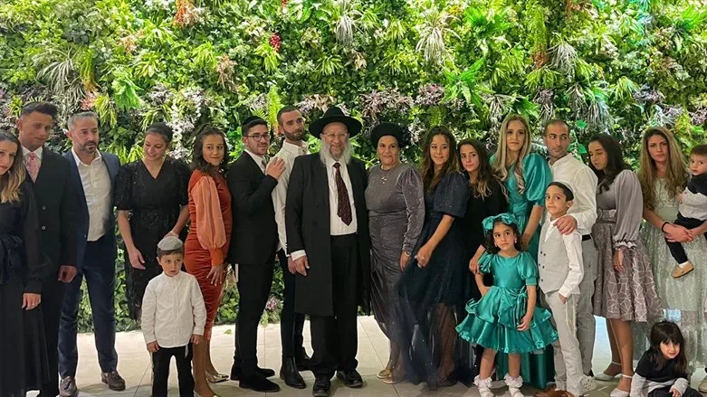 ראש הישיבה (במרכז) ומשפחתו