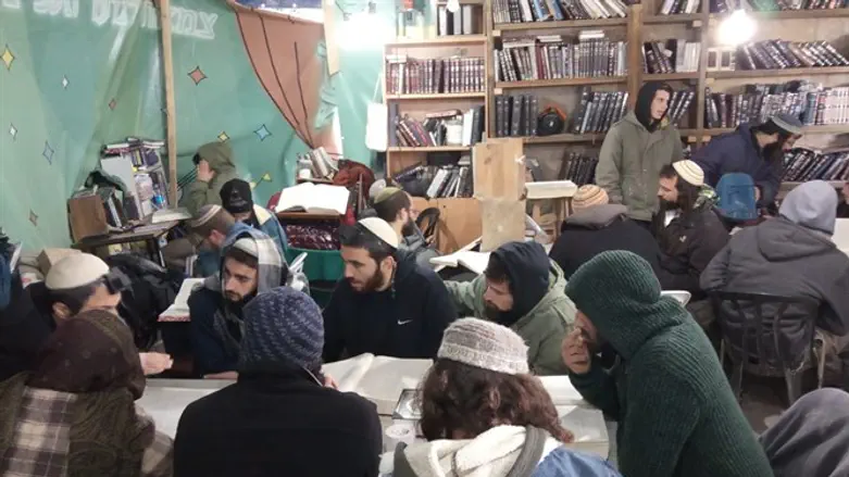 Студенты в ешиве Хомеш