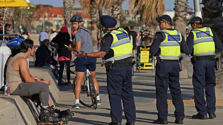 Полиция следит за коронавирусными ограничениями в Австралии