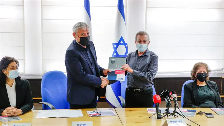 השר מאיר כהן ומנכ"ל הביטוח הלאומי מאיר שפיגלר