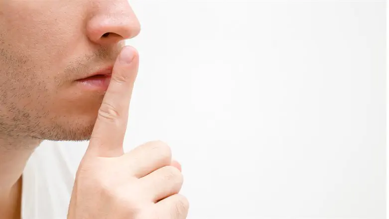 השתיקה משרתת את הפוגעים ולמעשה מנציחה את הפגיעה. אילוסטרציה