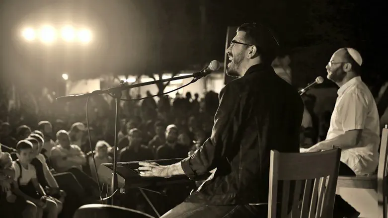 כותב הטור עם חנן בן ארי בהתוועדות ליל הושענא רבה