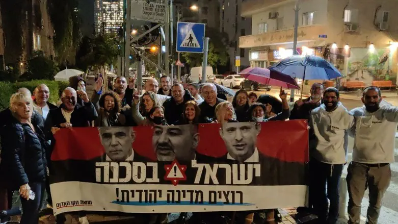 עם מטריות. המפגש בתל אביב