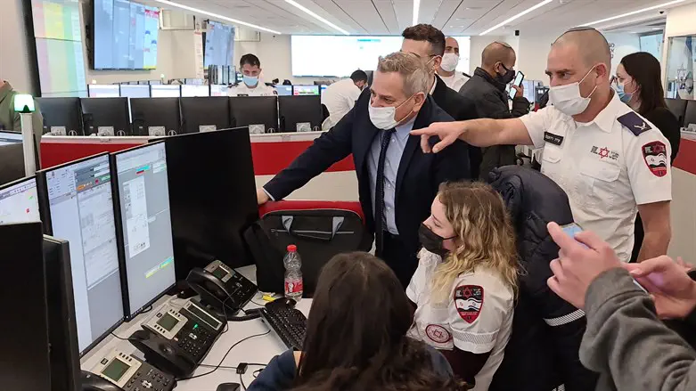 ניצן הורוביץ במוקד הלאומי של מד"א