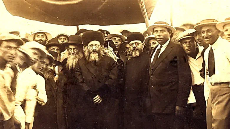 Rabbi Kook welcomes everyone