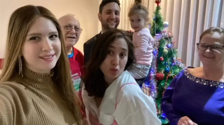 זהבי חיימוביץ' (משמאל) חוגגת נובי גוד