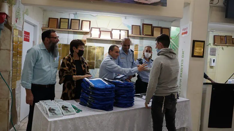 Netanya Police award special certificates to Elazraki children