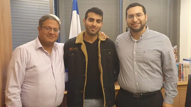 אלחנן שקולניק (במרכז)
