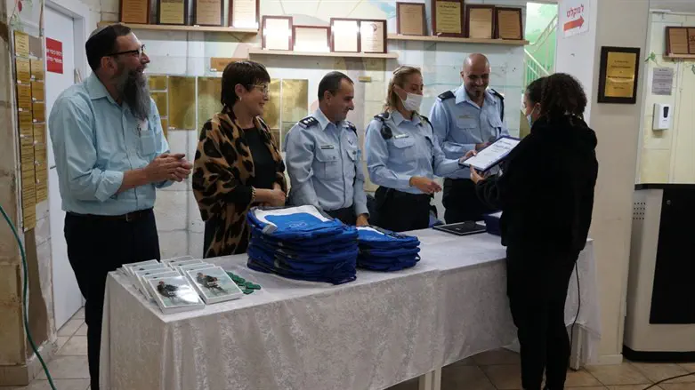 השוטרים בבית הילדים בנתניה