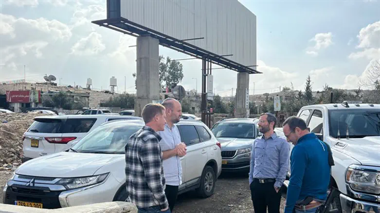 Исраэль Ганц у деревни Хизма