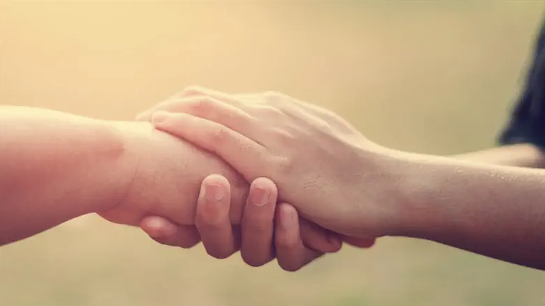 להחזיק ידיים