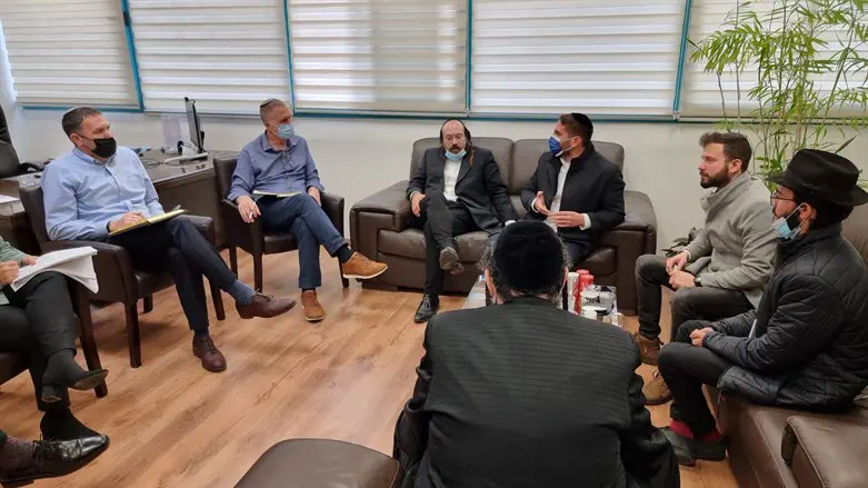 טסלר וכהנא עם נציגי משפחות ההרוגים באסון במירון