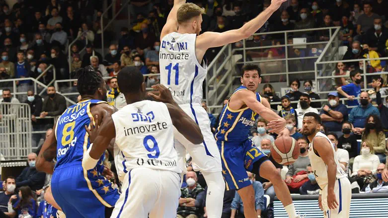 מכבי תל אביב מנסה להעביר כדור מול הרצליה, הערב