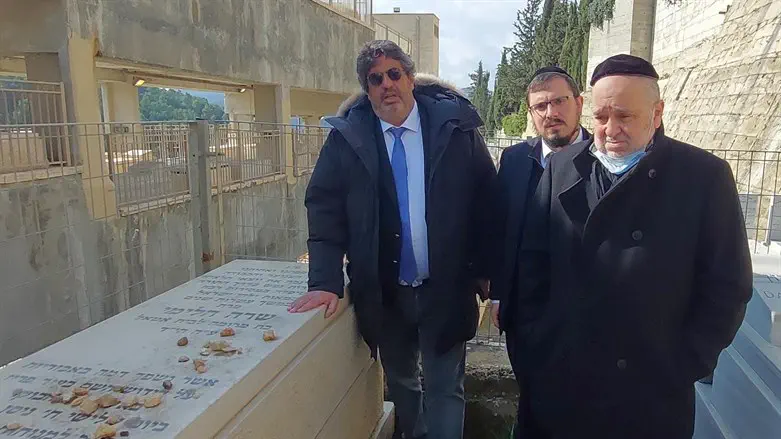 חבר הפרלמנט מאיר חביב ובני המשפחה ליד קברה של שרה חלימי