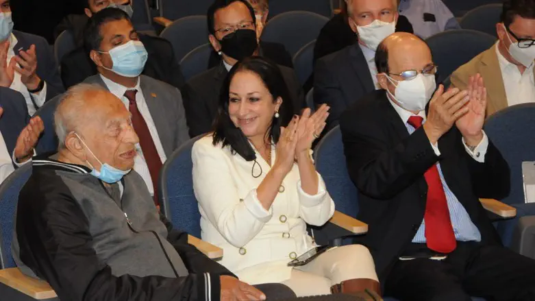 עם מרדכי בן פורת. עליזה דיין-חממה