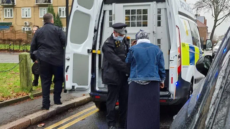 זורקת האבנים נלקחת לחקירה על ידי המשטרה