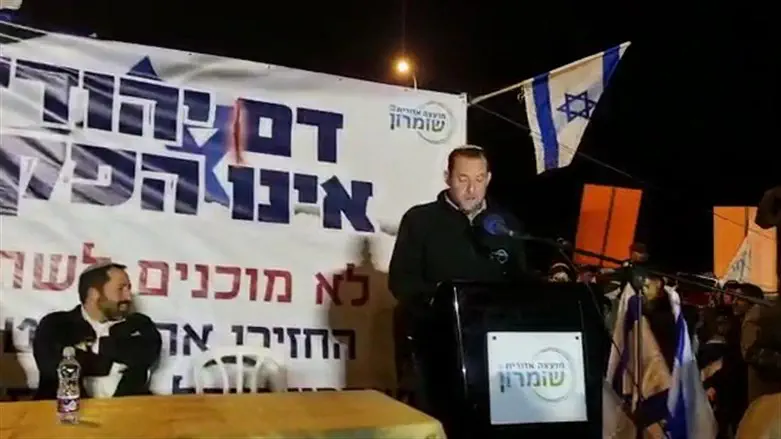 מאות בני אדם בהפגנה כנגד הממשלה ונגד הפיגועים בצומת גיתי אביסר