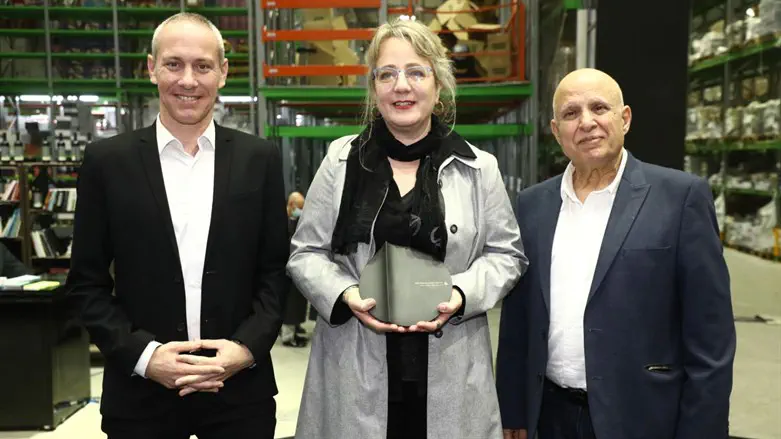 הילה בלום עם אביגדור יצחקי והשר חילי טרפור