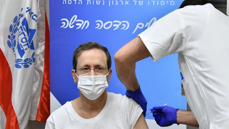 Президент Герцог получает четвертую дозу вакцины