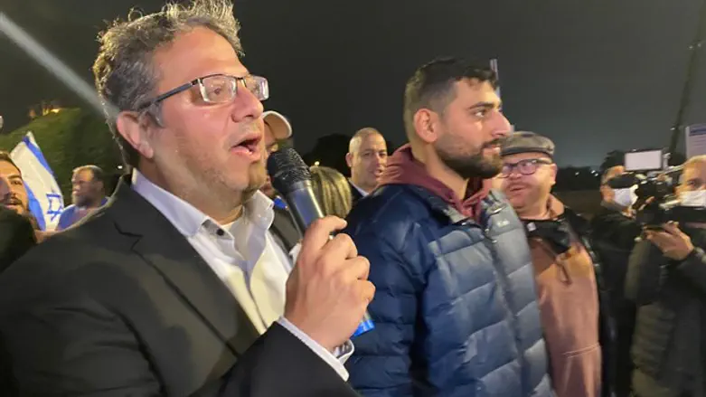 Итамар Бен-Гвир у больницы "Асаф ха-Рофе"