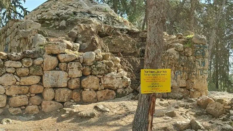 חסום בסלעים ובחסות רמ"י. קבר מתתיהו