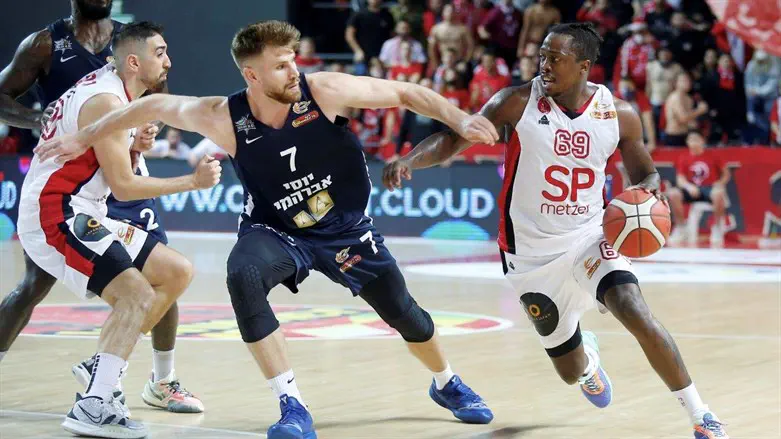 ג'ייקובן בראון הערב מול אילת