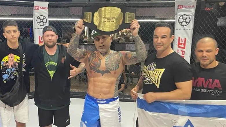 חיים גוזלי עם החגורה בסיום התחרות באוקראינה