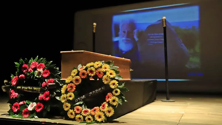 ארונו של יורם טהרלב בתיאטרון הבימה