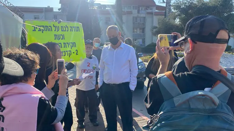 גנץ יצא אל המפגינים