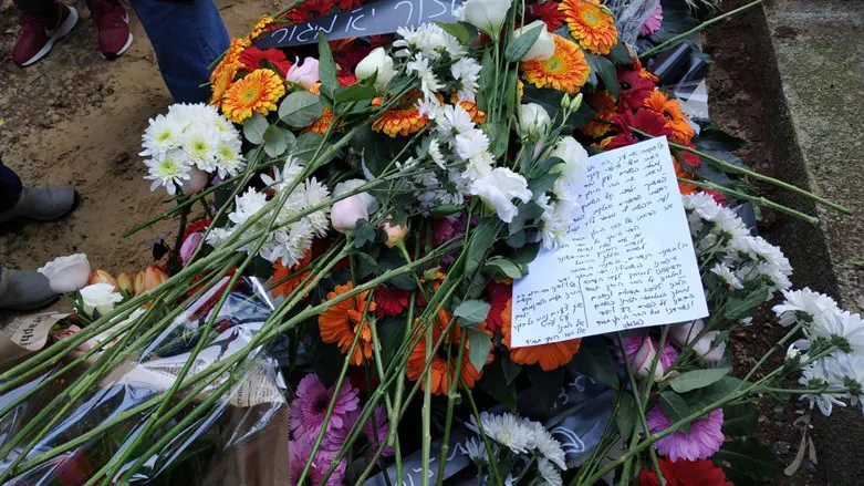 יורם טהרלב הובא למנוחות