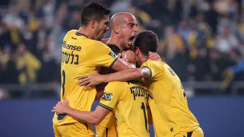 שחקני מכבי הערב חוגגים ניצחון יוקרתי