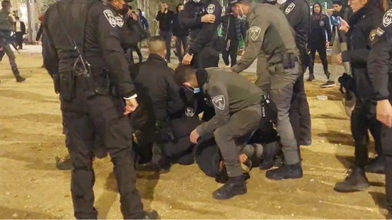 Полиция применяет начсилие к участникам демонстрации